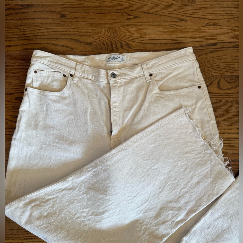 Abercrombie ‘90s Relaxed Jean High Rise Curve Love (petite)